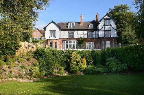 Hotel Oyo Rayanne House Guest Holywood (Down)