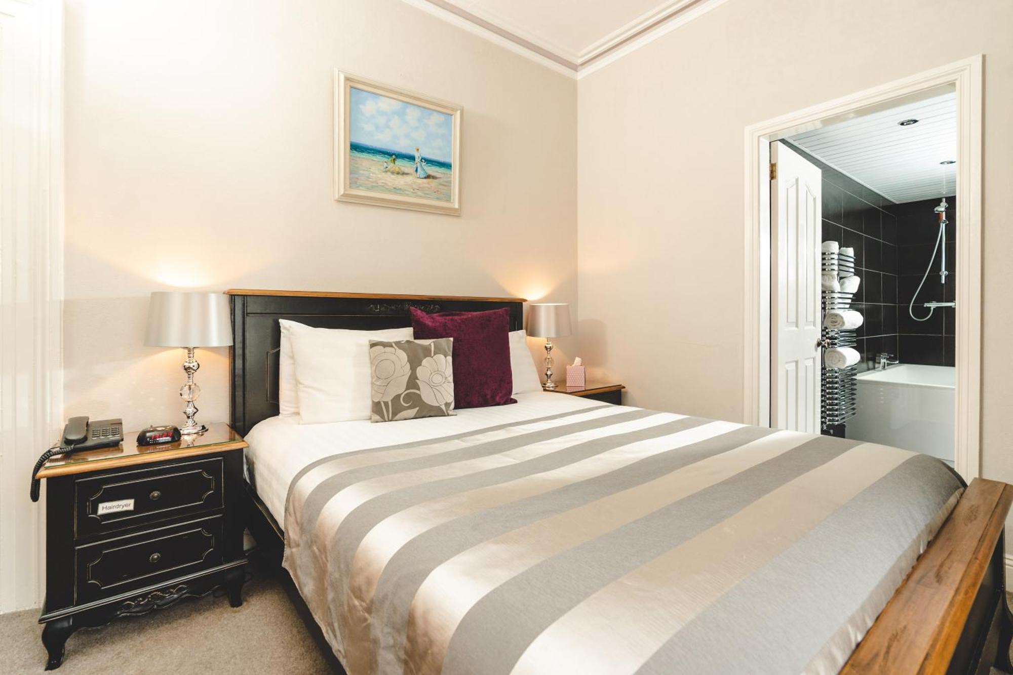 Oyo Rayanne House Guest 3* Holywood (Down)